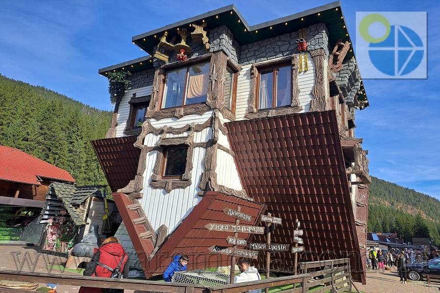 Буковель Екскурсія до Перевернутого будинку Фото